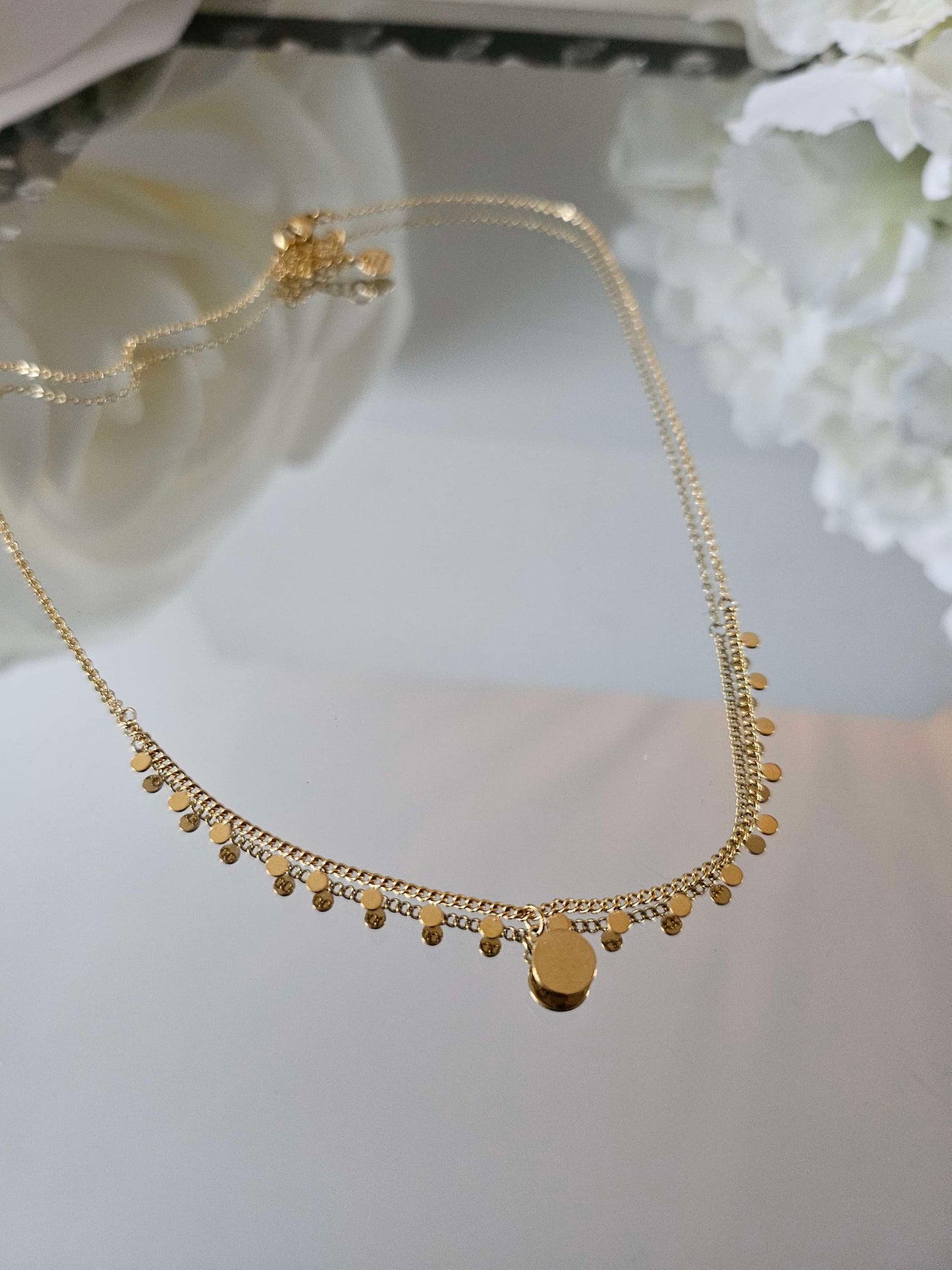 Collier à petites médailles