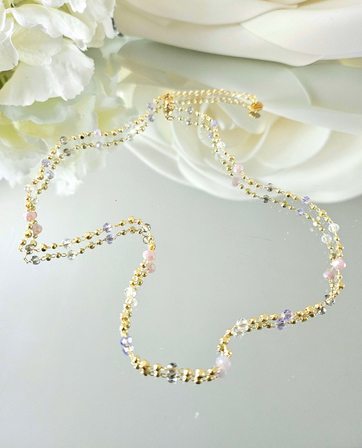 Perlia necklace – a row of pearls embroidered in a chain