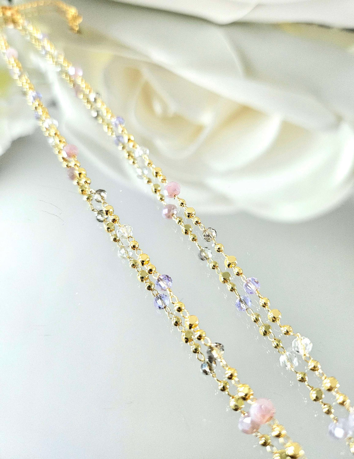 Perlia necklace – a row of pearls embroidered in a chain