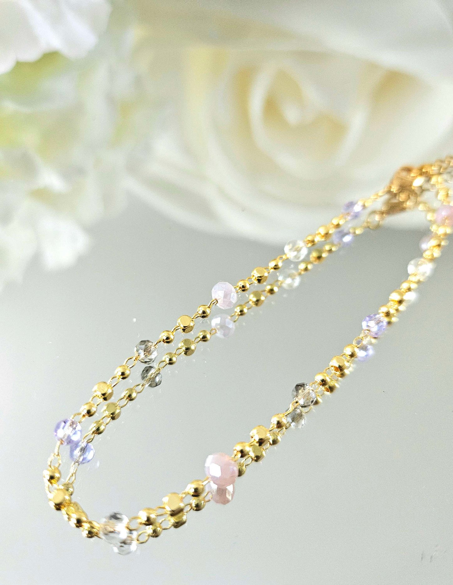 Perlia necklace – a row of pearls embroidered in a chain