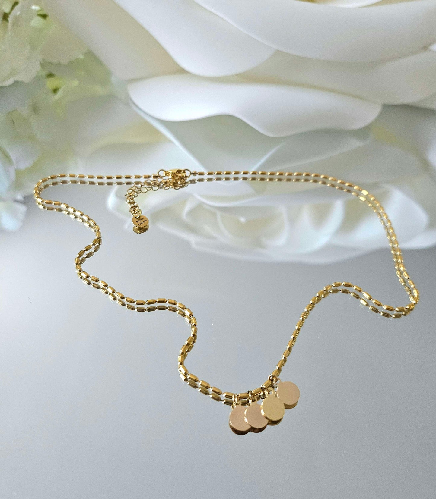 sabrine necklace in gold-plated steel – grained chain with hanging medals.