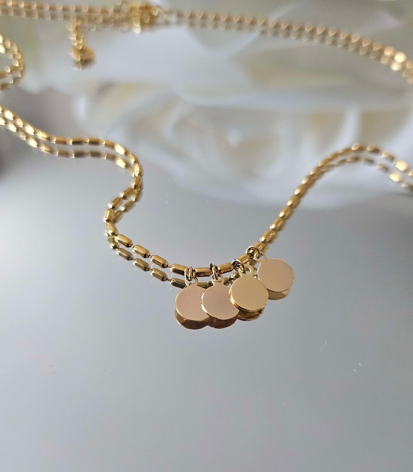 sabrine necklace in gold-plated steel – grained chain with hanging medals.