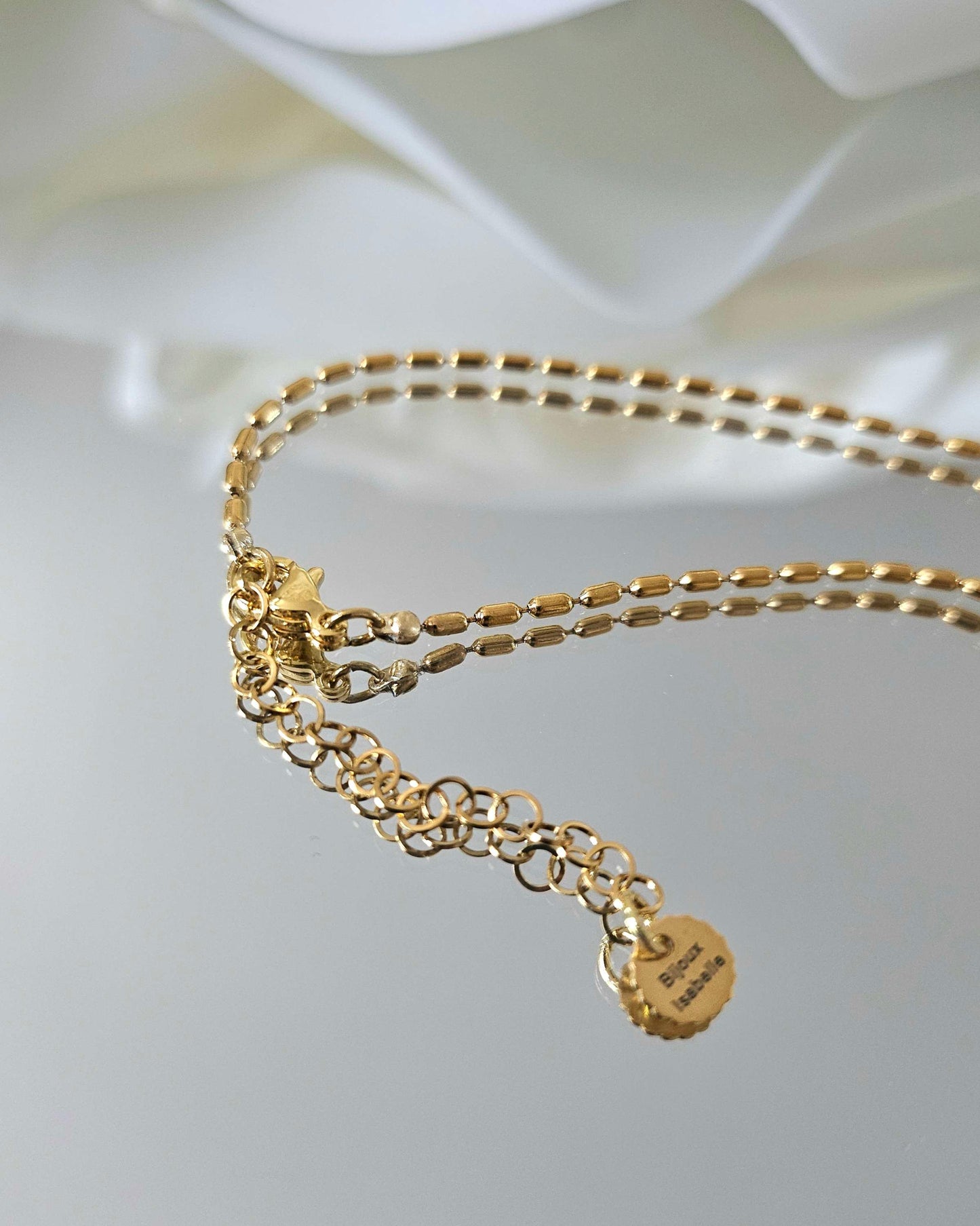 sabrine necklace in gold-plated steel – grained chain with hanging medals.