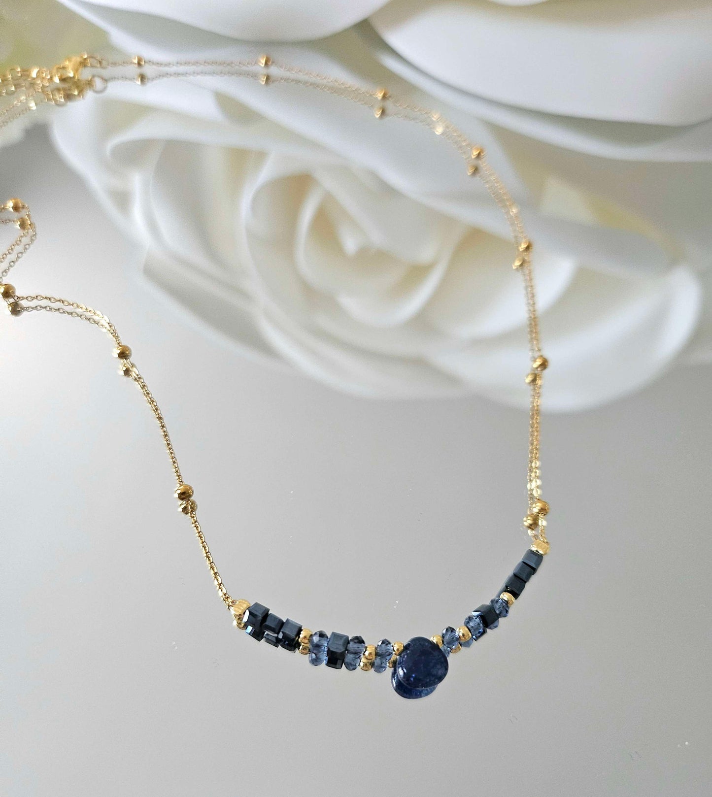 Collier joroma en acier plaqué or – perles marine, cristal et goutte de jade.