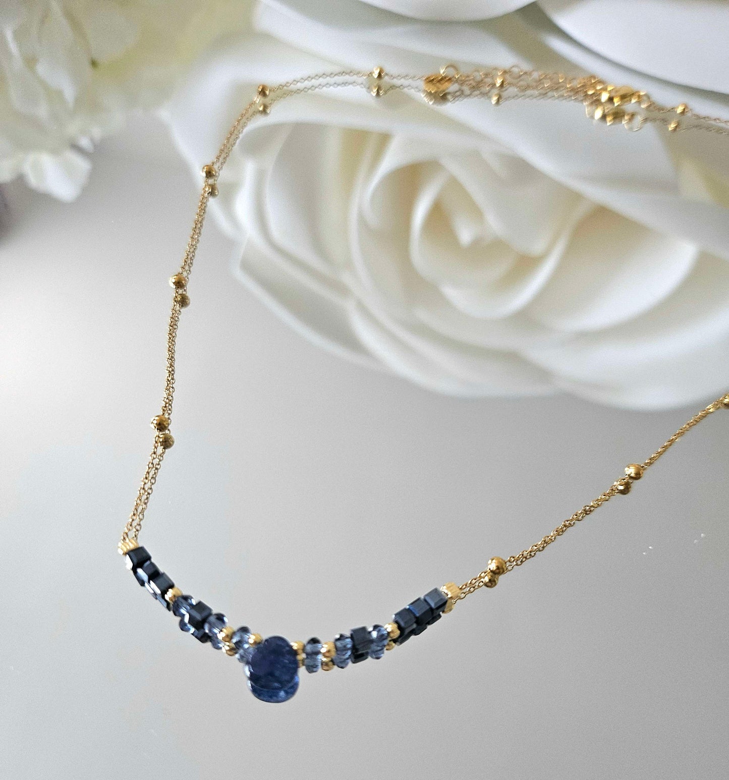 Collier joroma en acier plaqué or – perles marine, cristal et goutte de jade.
