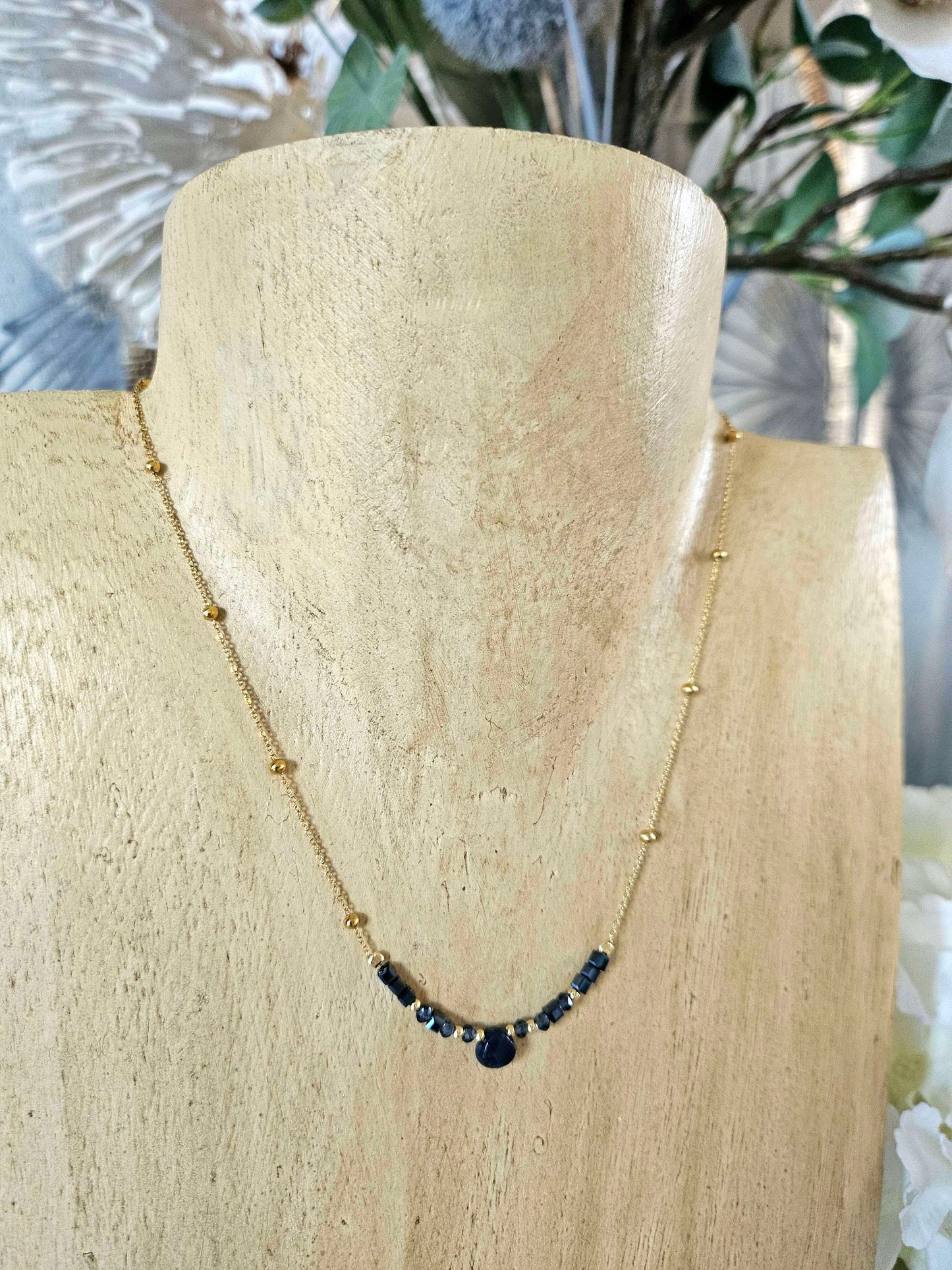 Collier joroma en acier plaqué or – perles marine, cristal et goutte de jade.