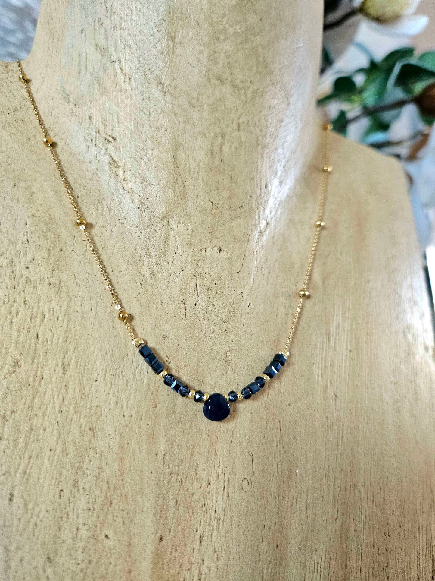 Collier joroma en acier plaqué or – perles marine, cristal et goutte de jade.