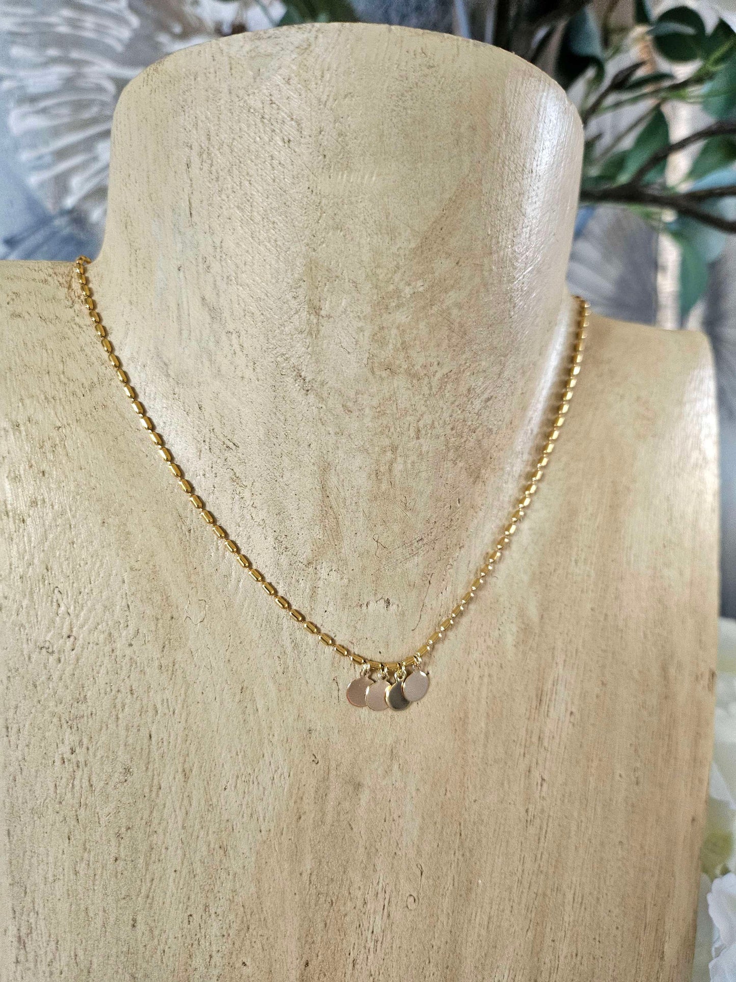 sabrine necklace in gold-plated steel – grained chain with hanging medals.