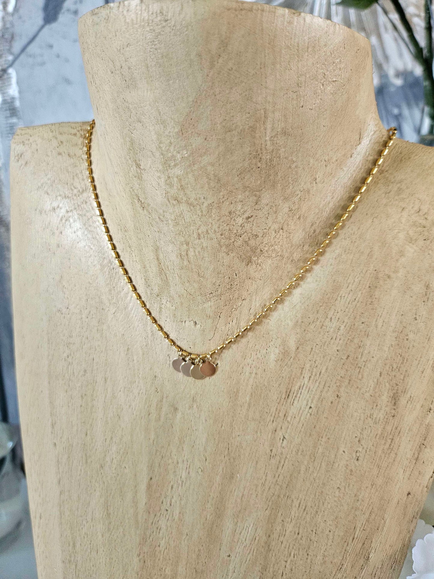sabrine necklace in gold-plated steel – grained chain with hanging medals.
