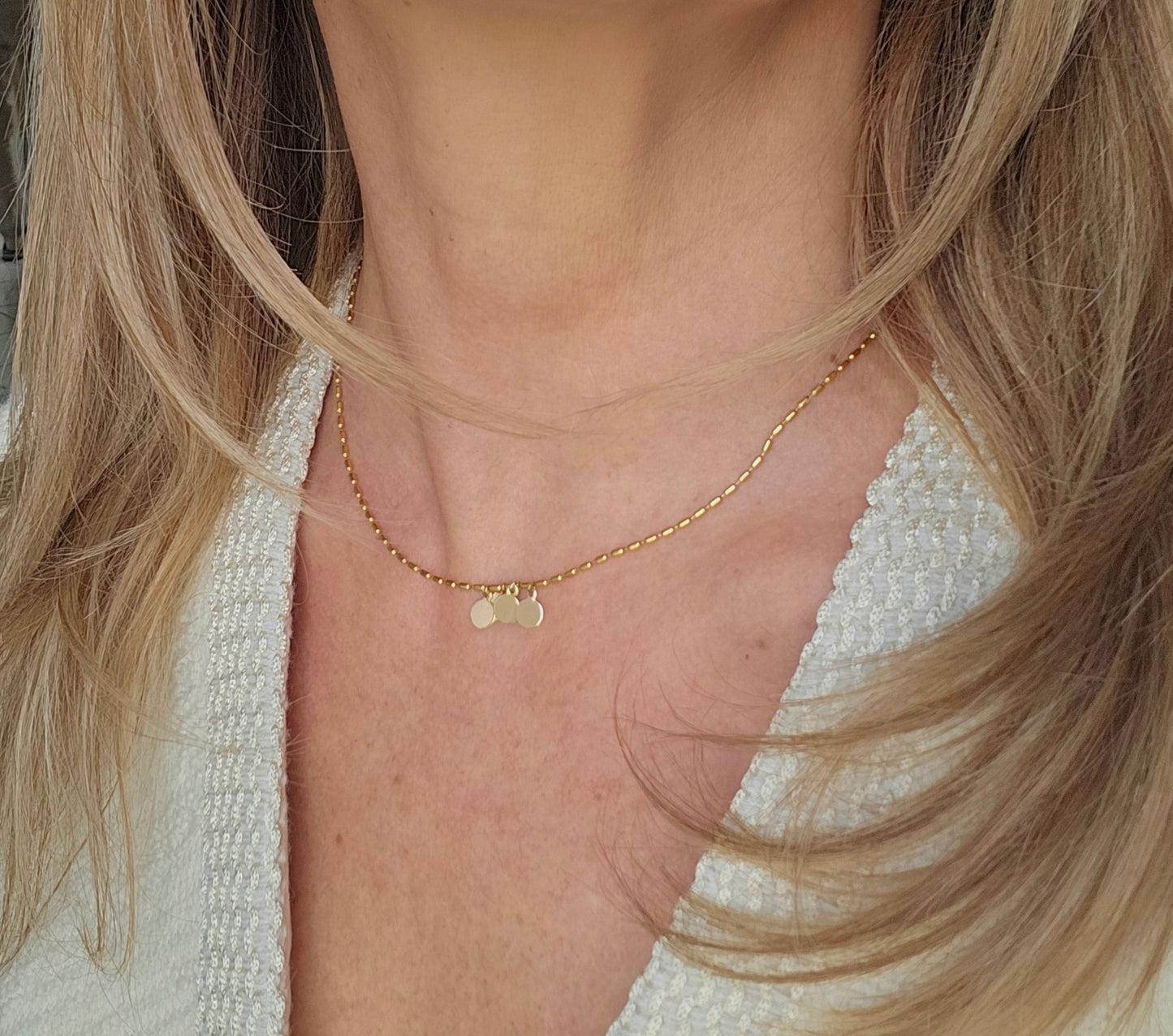 sabrine necklace in gold-plated steel – grained chain with hanging medals.