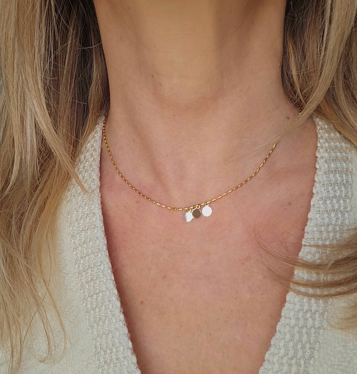 sabrine necklace in gold-plated steel – grained chain with hanging medals.