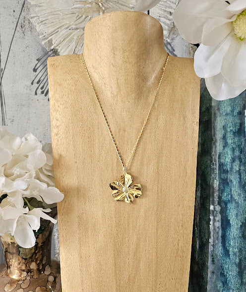 Necklace with its large gold-plated brass flower on a grained chain