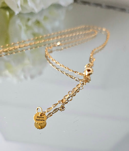 Necklace with its large gold-plated brass flower on a grained chain
