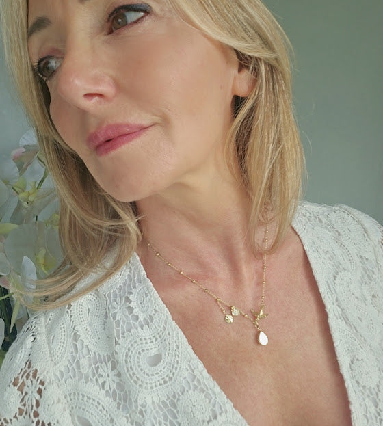 NOOR Necklace – Golden Elegance and Black Crystal Heart