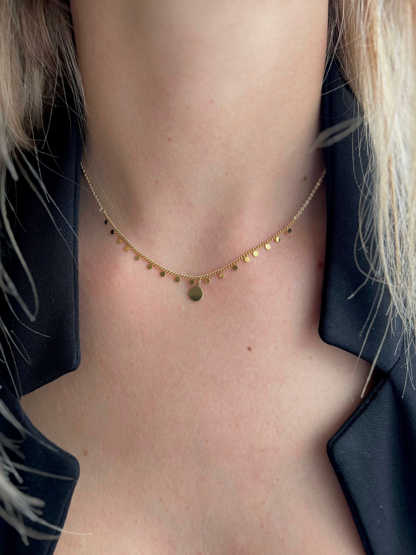 Collier à petites médailles