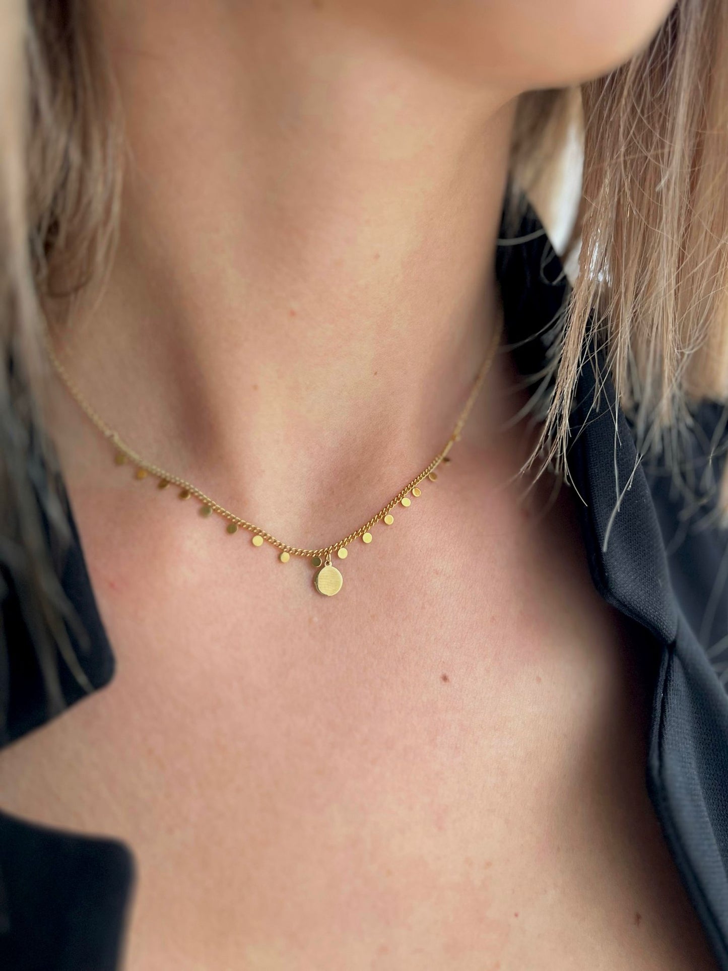Collier à petites médailles
