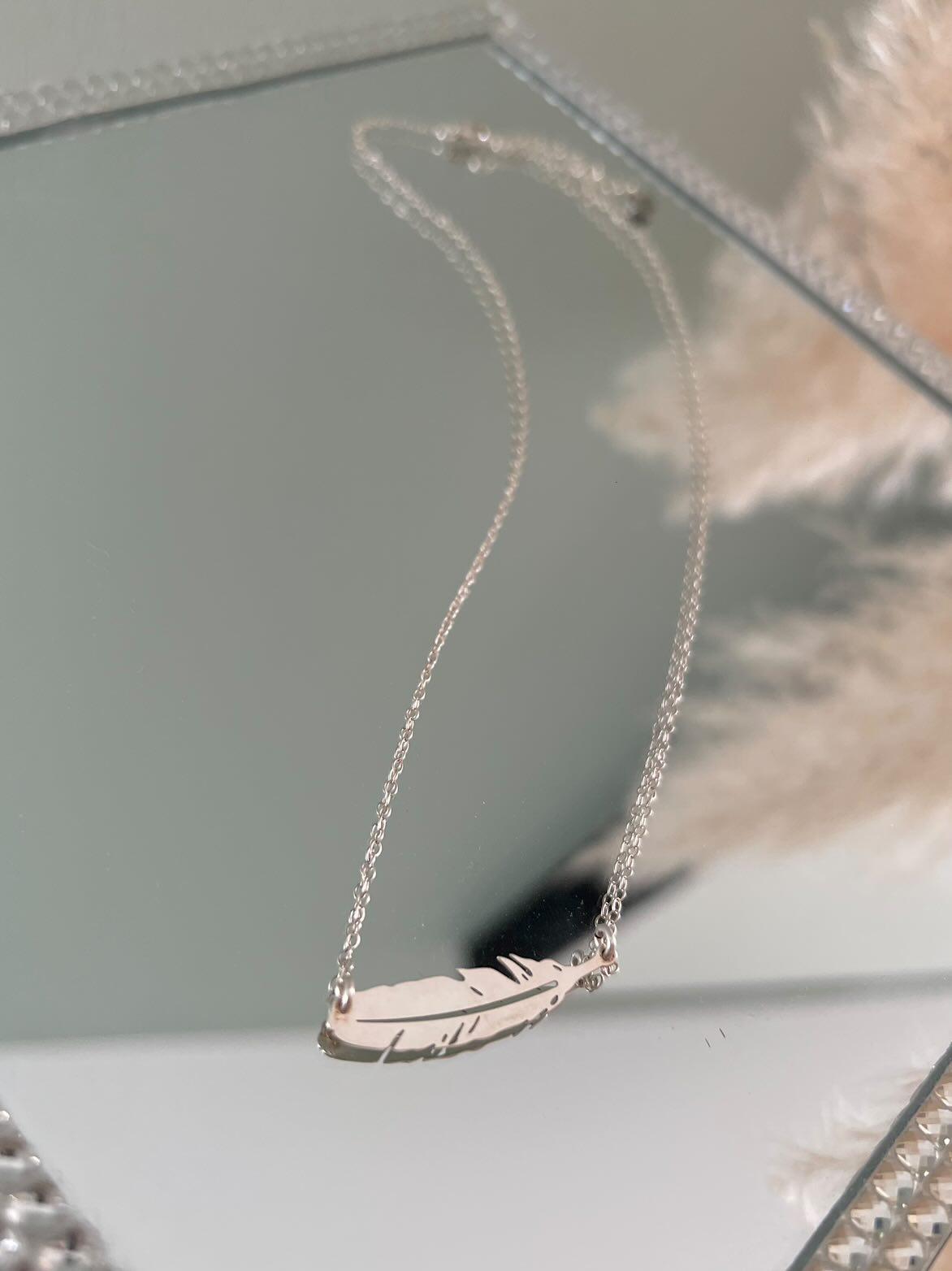 Collier plume