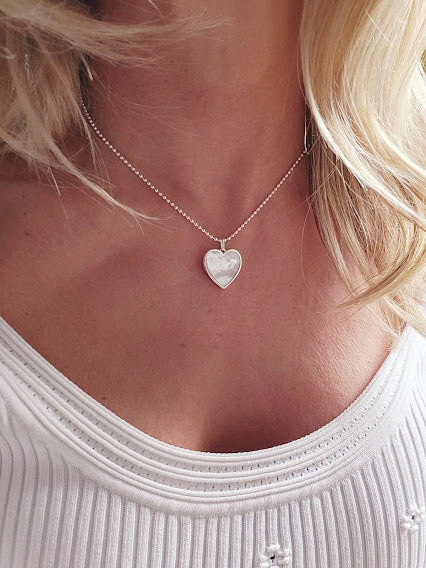 Necklace with a gold-plated white mother-of-pearl heart