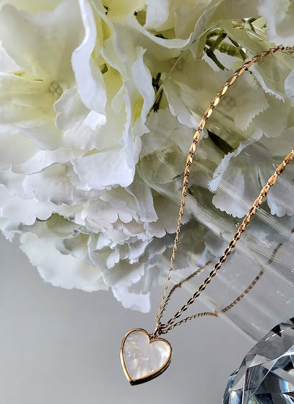 Necklace with a gold-plated white mother-of-pearl heart