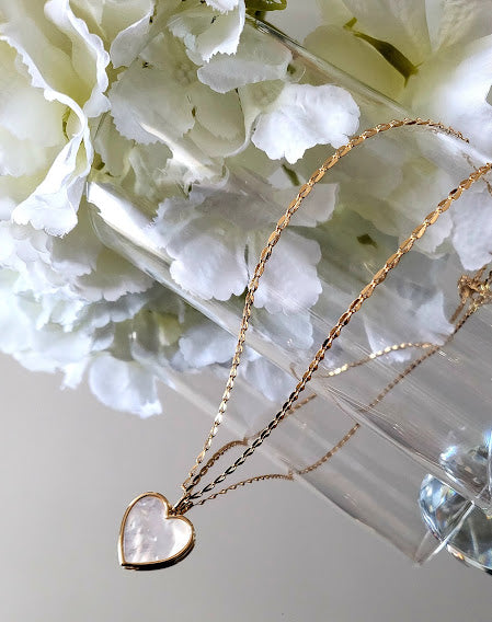 Necklace with a gold-plated white mother-of-pearl heart