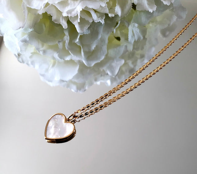 Necklace with a gold-plated white mother-of-pearl heart