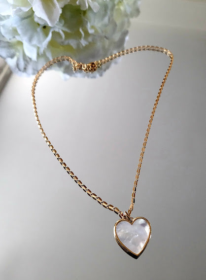 Necklace with a gold-plated white mother-of-pearl heart