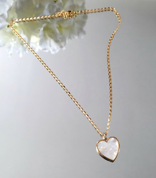 Necklace with a gold-plated white mother-of-pearl heart