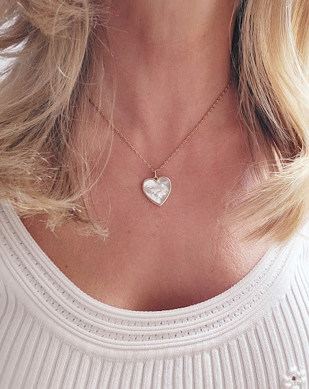 Necklace with a gold-plated white mother-of-pearl heart
