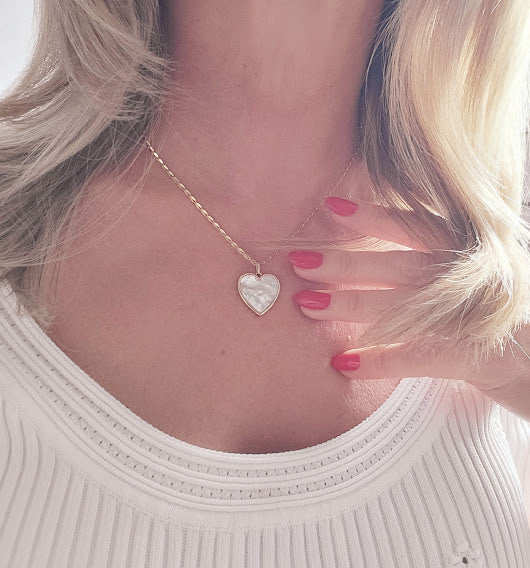 Necklace with a gold-plated white mother-of-pearl heart