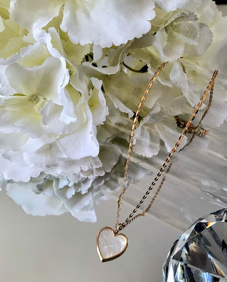 Necklace with a gold-plated white mother-of-pearl heart