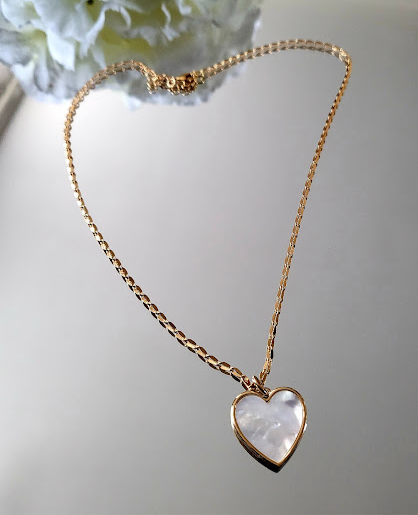 Necklace with a gold-plated white mother-of-pearl heart