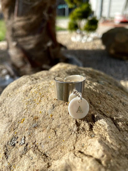 Bague médaille avec lettre personnalisable