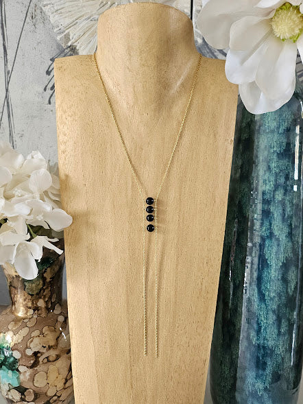 Collier oniris avec ses perles en onyx et ses chaînes en acier plaqué or
