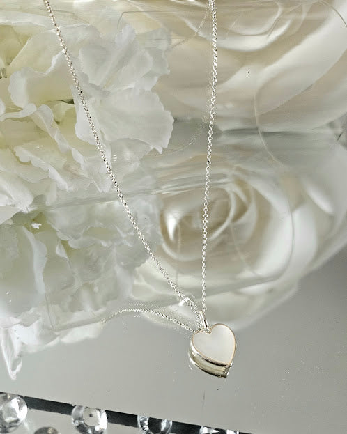Necklace with heart – mother-of-pearl heart set in vermeil on a silver chain.