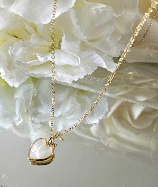 Necklace with heart – mother-of-pearl heart set in vermeil on a gold-plated chain.