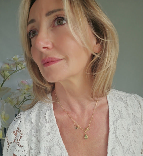 NOOR Necklace – Golden Elegance and Black Crystal Heart 
