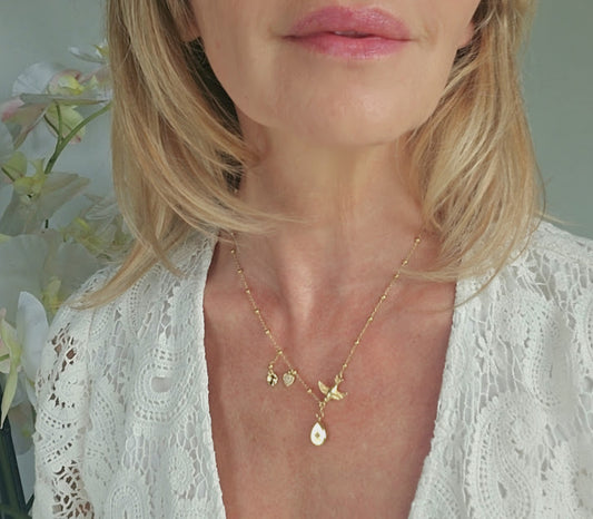NOOR Necklace – Golden Elegance and Black Crystal Heart 